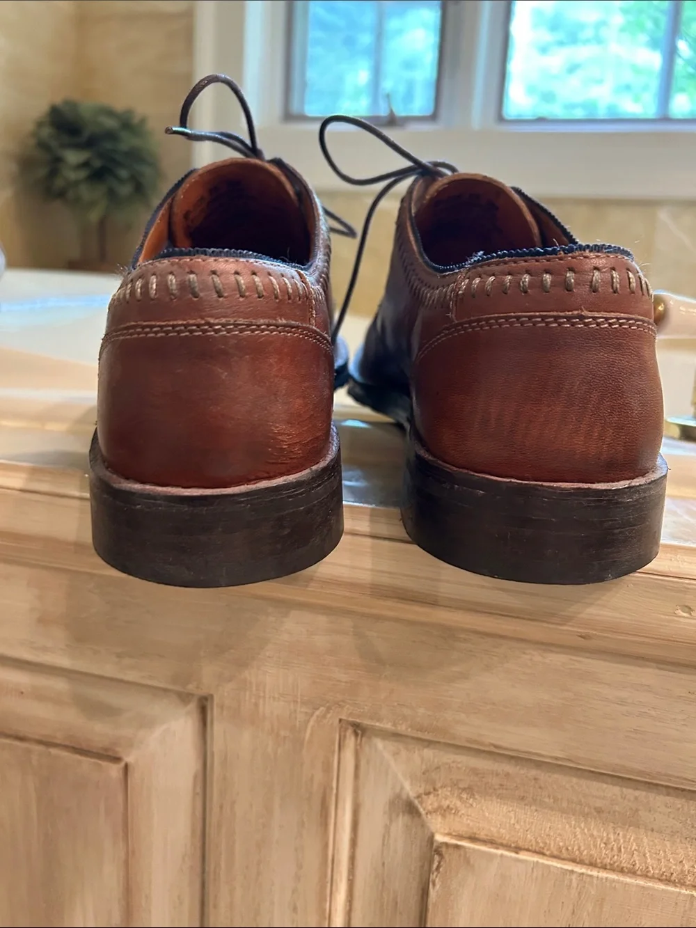 Tommy Bahama Men's Chestnut Brown Leather Lace-Up Oxfords